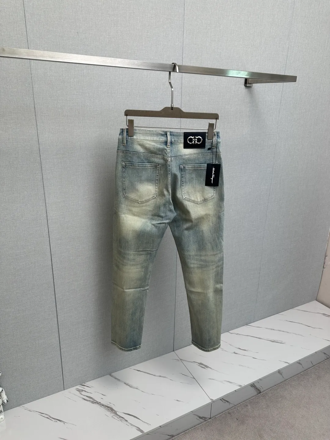 Available at the official website counter at the same time, the Original is a very stylish pair of jeans, with customized original washed denim fabric, unique design, top-notch printing technology letter pattern logo, original hardware accessories decoration, an extremely outstanding pair of jeans, the materials and craftsmanship are extremely luxurious and exquisite, extremely high-grade, handsome and stylish upper body, recommended 👍, Sizes: 29-38